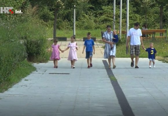 3plus obitelj Tenšek predstavila Udrugu na HTV-u 3plus obitelj Tenšek predstavila Udrugu na HTV-u