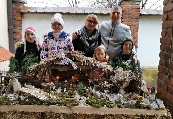 Sretan Božić svima želi udruga Obitelji 3plus Sretan Božić svima želi udruga Obitelji 3plus